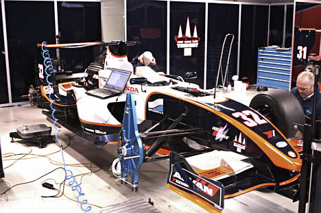 Trident Racings mekanikere skilte og samlede flere gange den nye Formula Masters racer på Monza, for at teste hvordan bilen reagerede på forskellige setup.